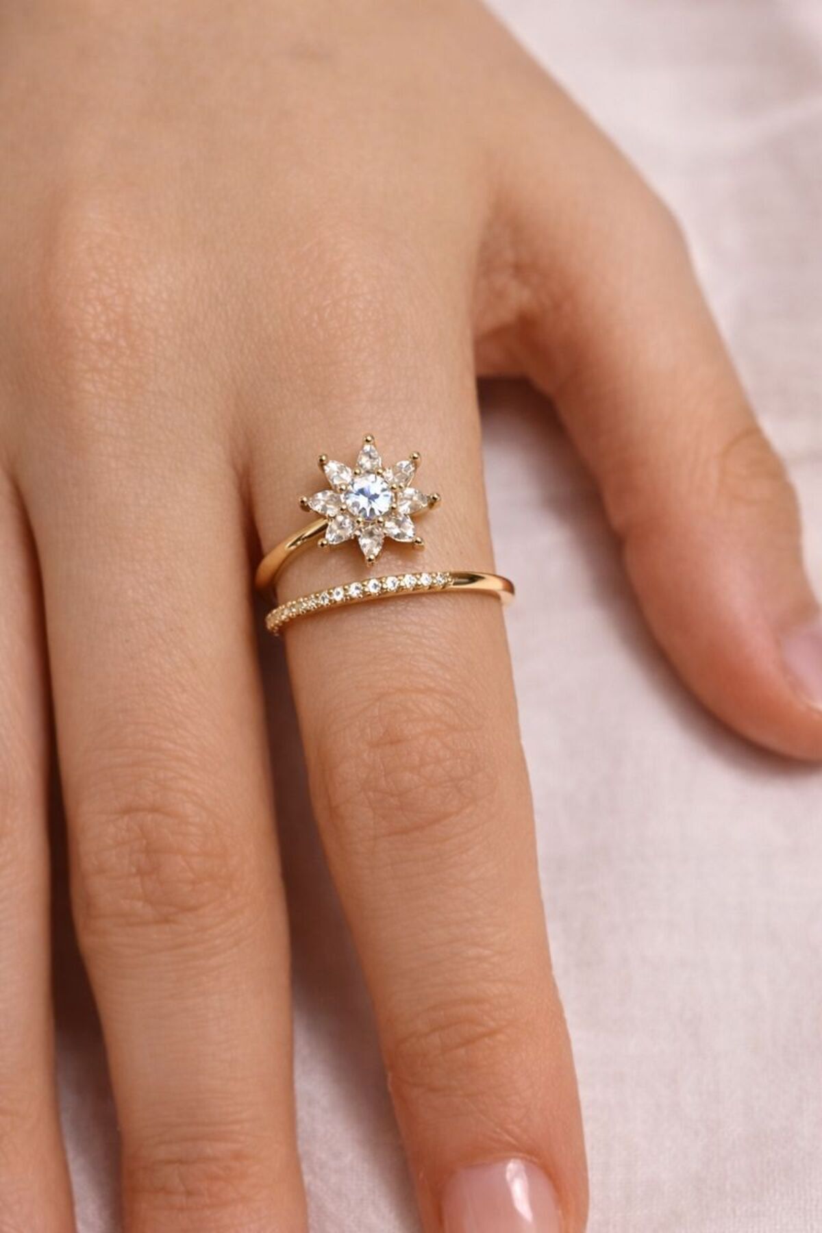 Kadın Gold Zirkon Taşlı Yıldız Çiçek Model Tektaş Yüzük