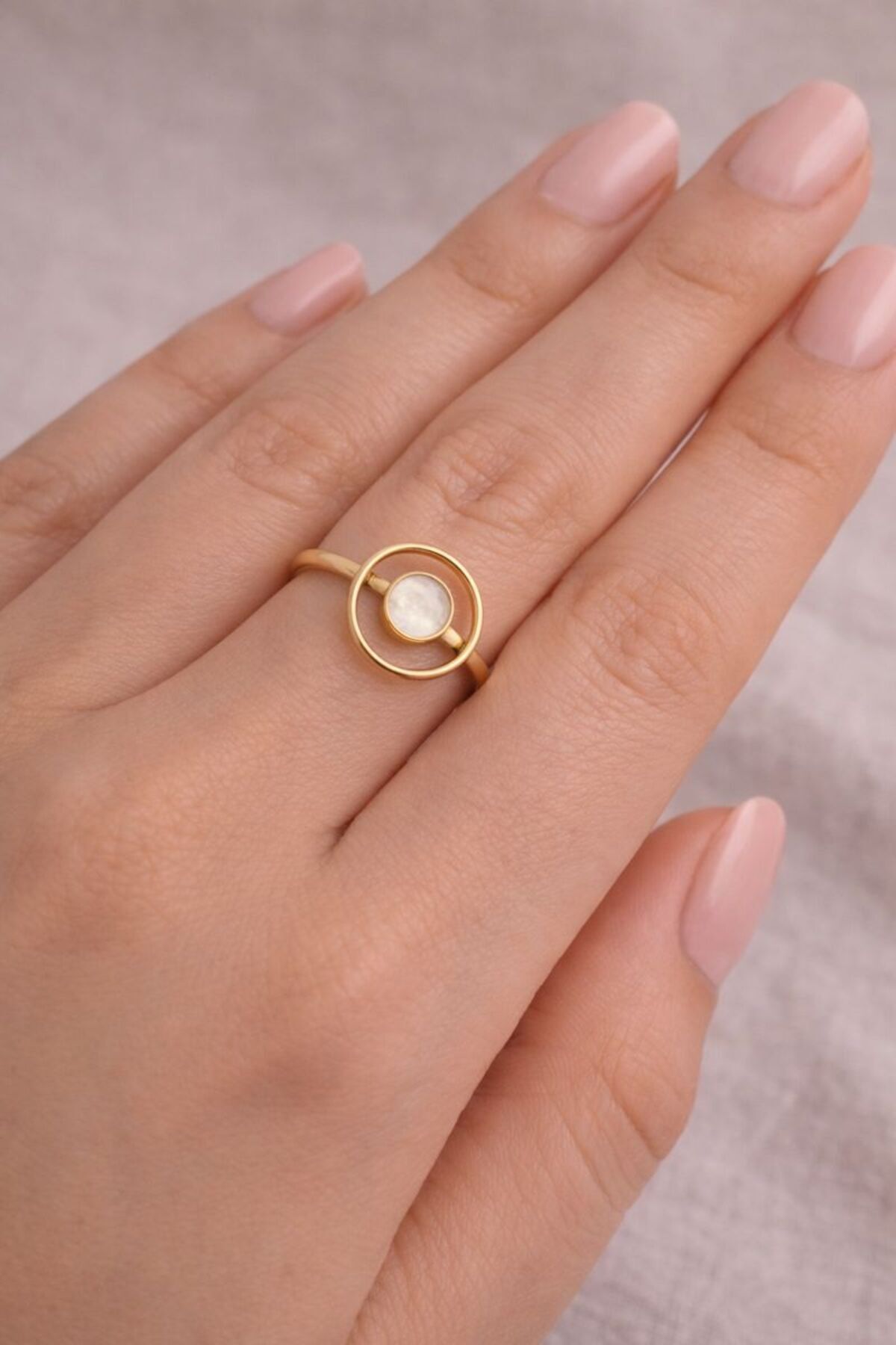 Kadın Altın Renk Taşlı Daire Model Minimal Yüzük