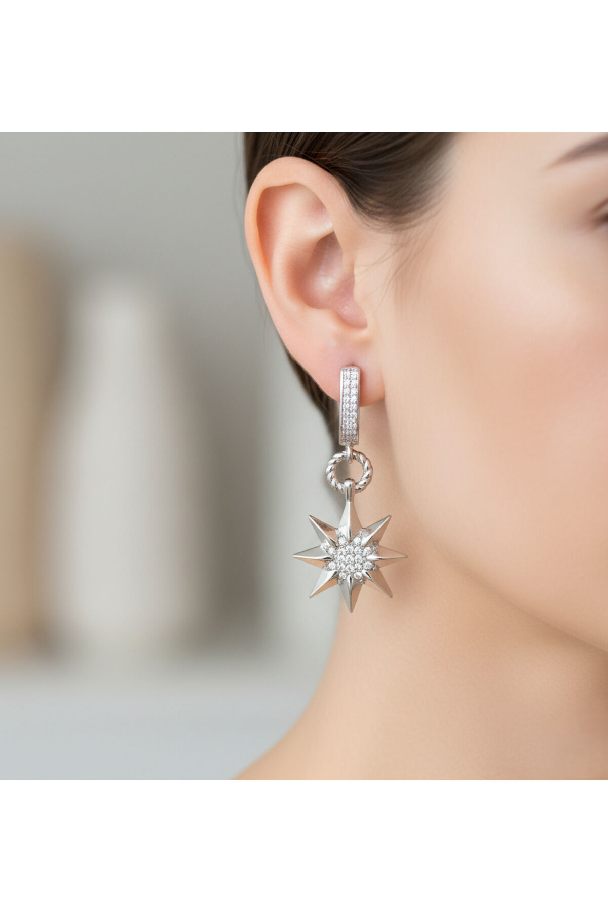 Çelik Kadın Yıldız Model Zirkon Taşlı Gümüş Renk Sallantılı Küpe