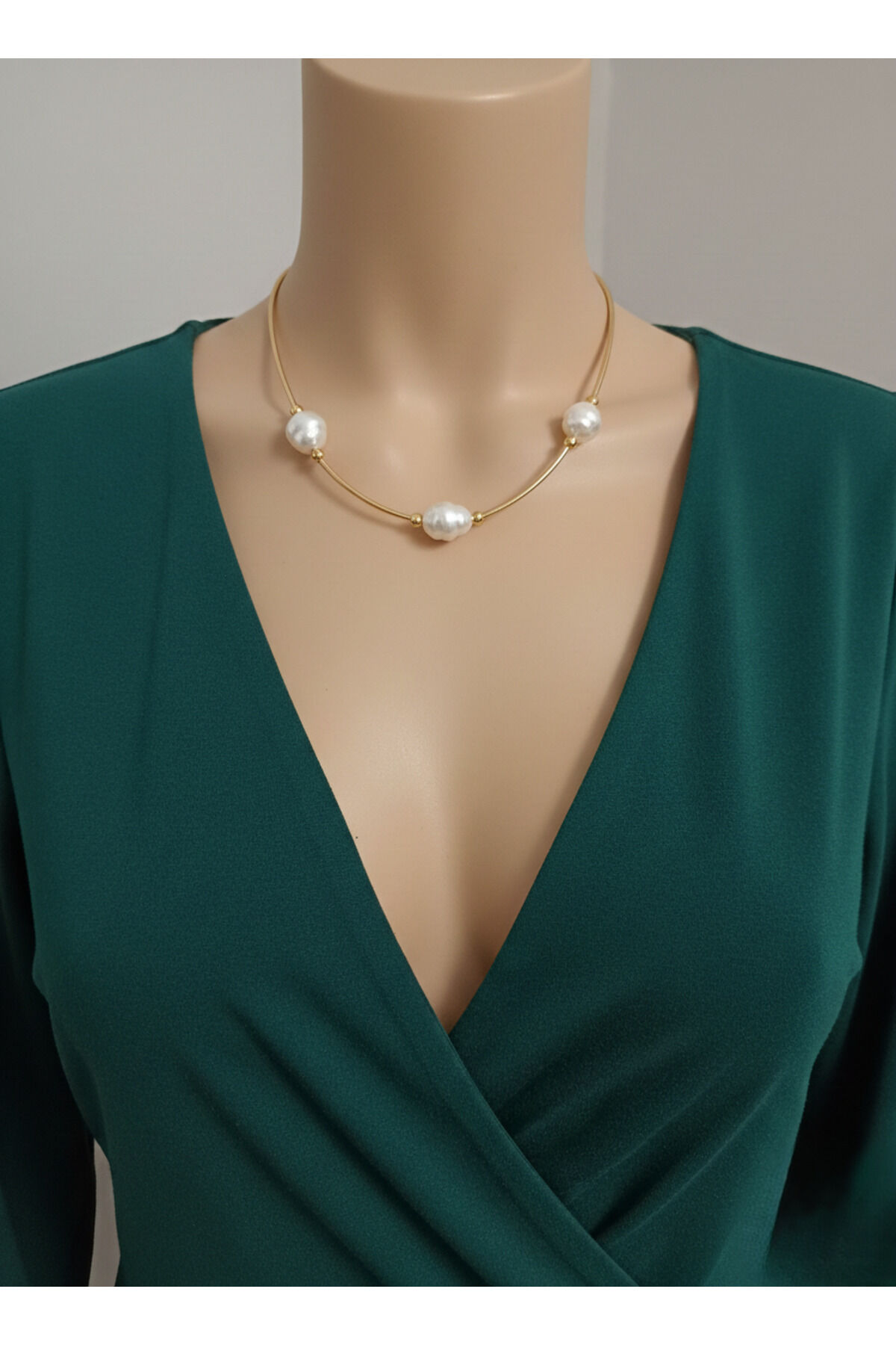 Modern Stil Altın Renk İnci Detaylı Kadın Kolye